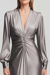 Graues Langes Ballkleid aus Satin mit V-Ausschnitt und Rüschen